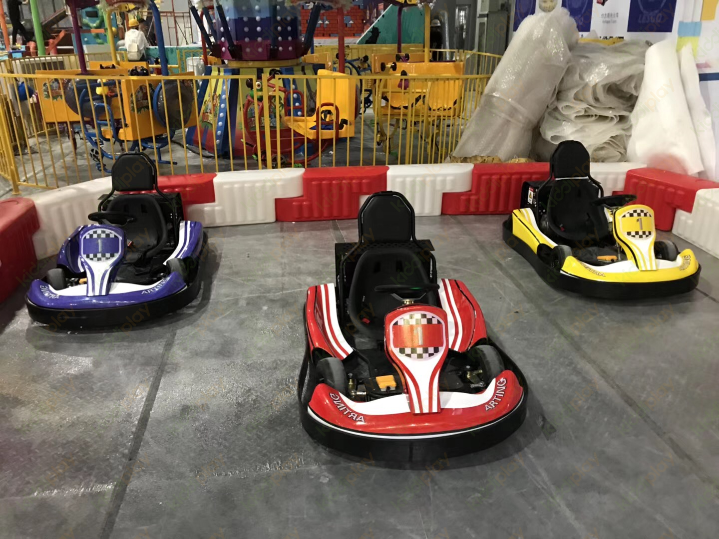 Cad iad na feidhmchláir a bhaineann le hábhair mhúnlaithe rothlacha i réimse an karting?